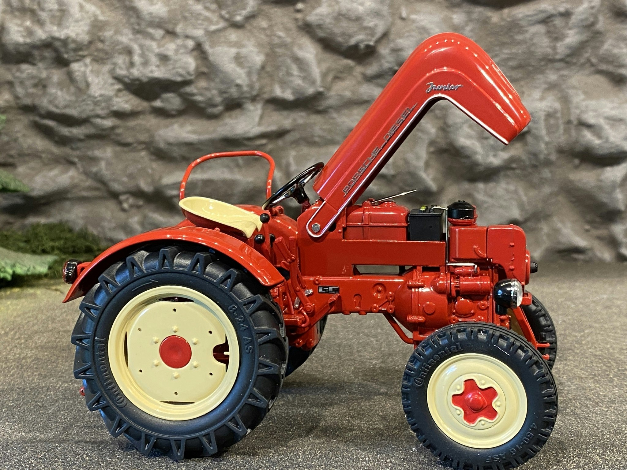 Skala 1/18 Otroligt väldetaljerad och fin Porsche Diesel Junior - Traktor fr Schuco