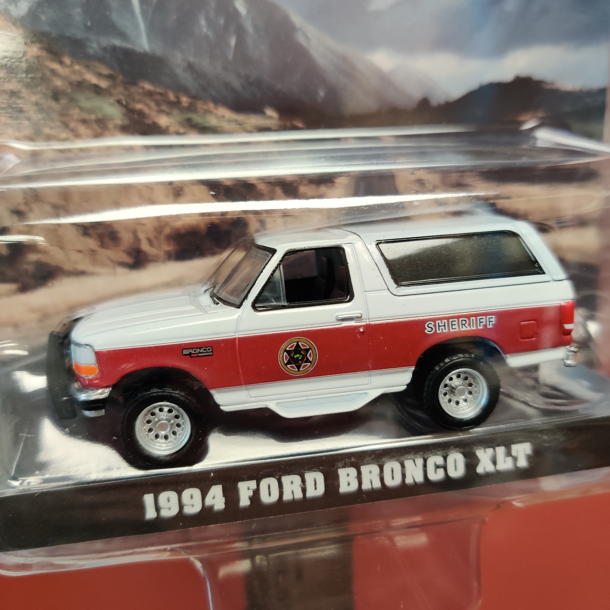 Skala 1/64 Ford Bronco XLT 94' "Sheriff Absaroka Country" från Greenlight