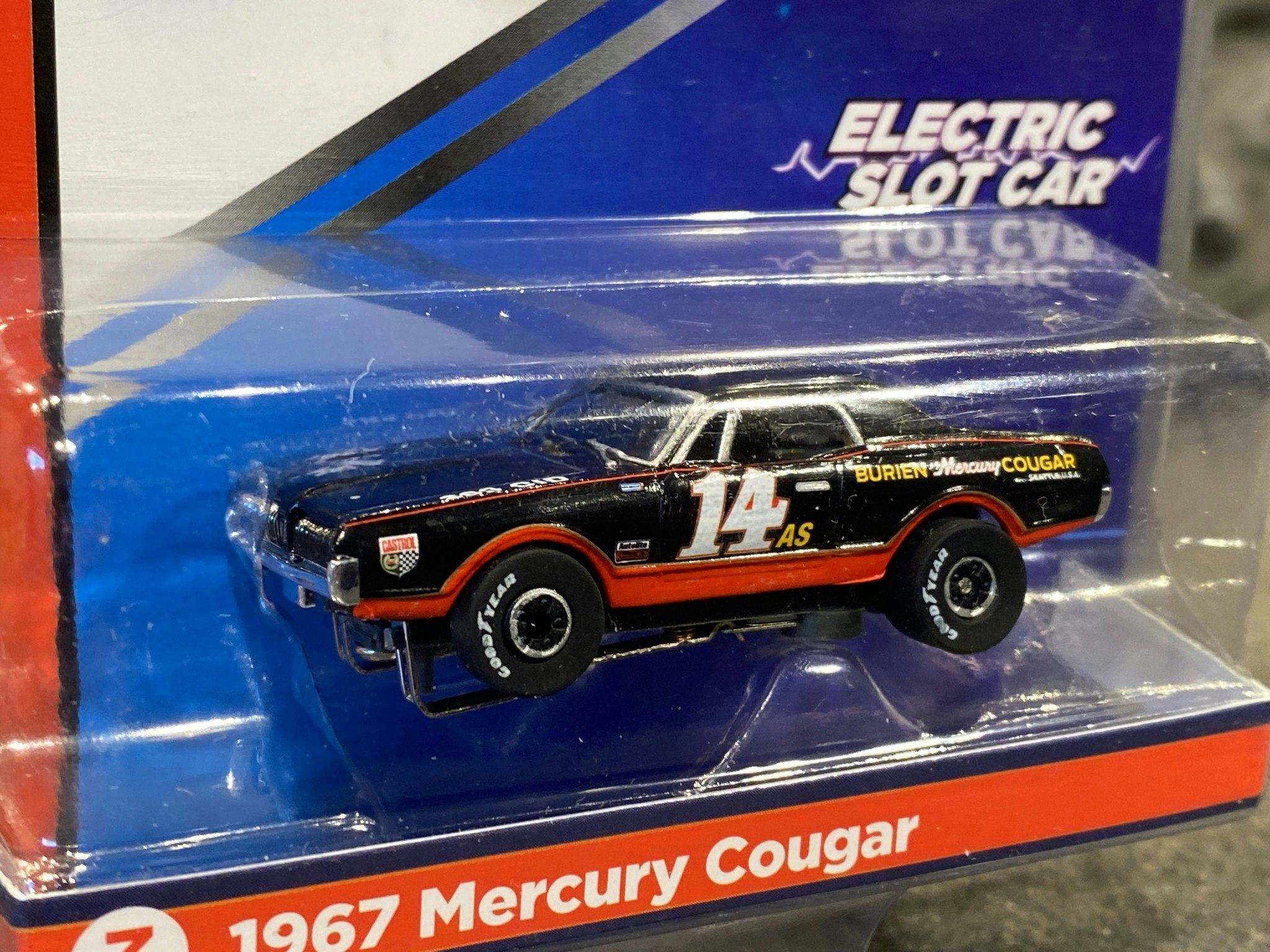 Skala 1/64 Bil för Bilbana, Mercury Cougar 67' från Auto World