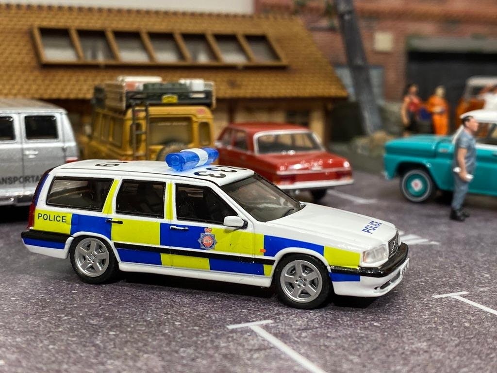 Skala 1/64 Volvo 850 Estate - Police Car från TARMAC works