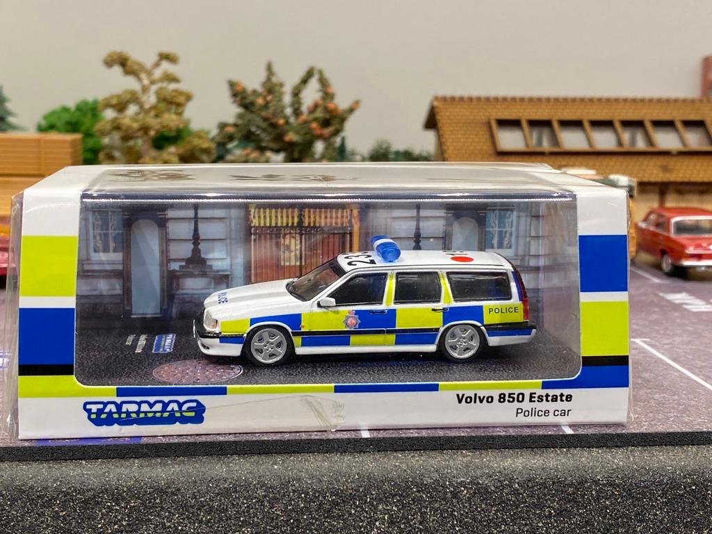 Skala 1/64 Volvo 850 Estate - Police Car från TARMAC works
