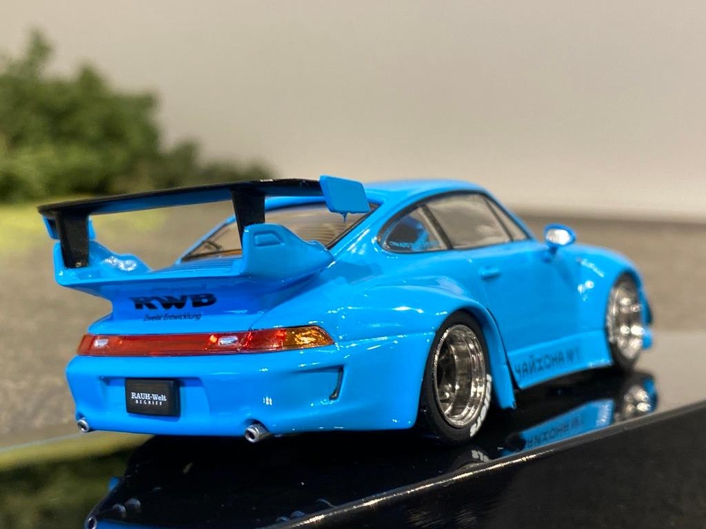 Skala 1/43 Exklusiv modellbil: Porsche Rauh Welt RWB 993 babyblå fr IXO-models