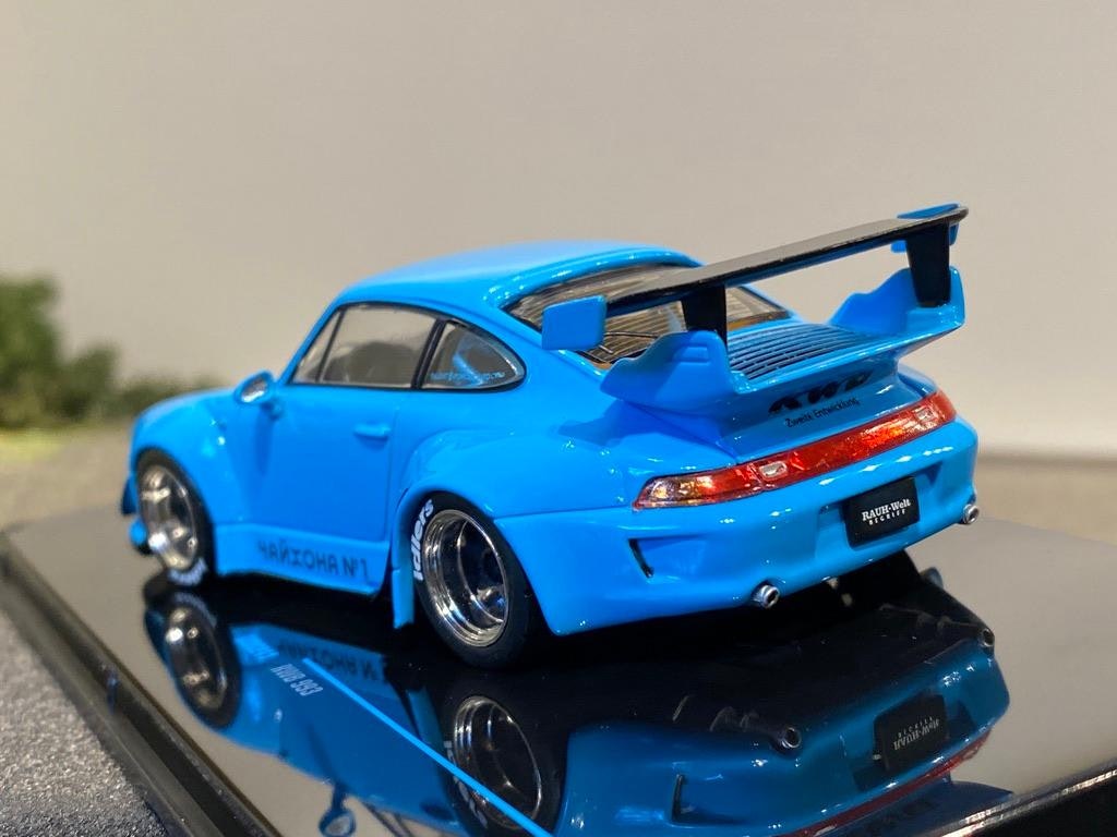 Skala 1/43 Exklusiv modellbil: Porsche Rauh Welt RWB 993 babyblå fr IXO-models