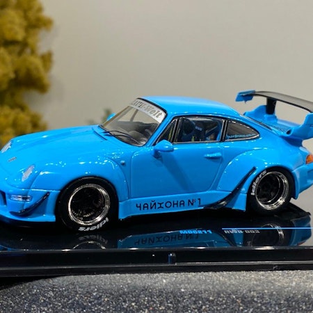 Skala 1/43 Exklusiv modellbil: Porsche Rauh Welt RWB 993 babyblå fr IXO-models