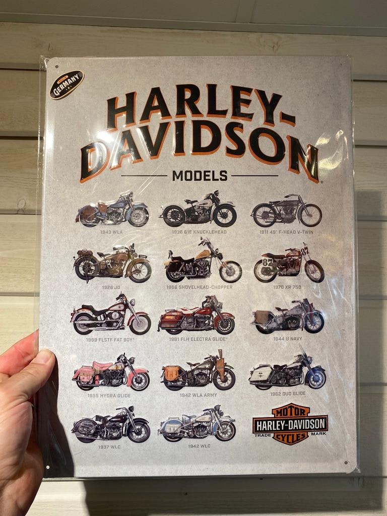 Plåtskylt ca 30 x 40 cm Motiv: Harley Davidson - Motorcycles Models