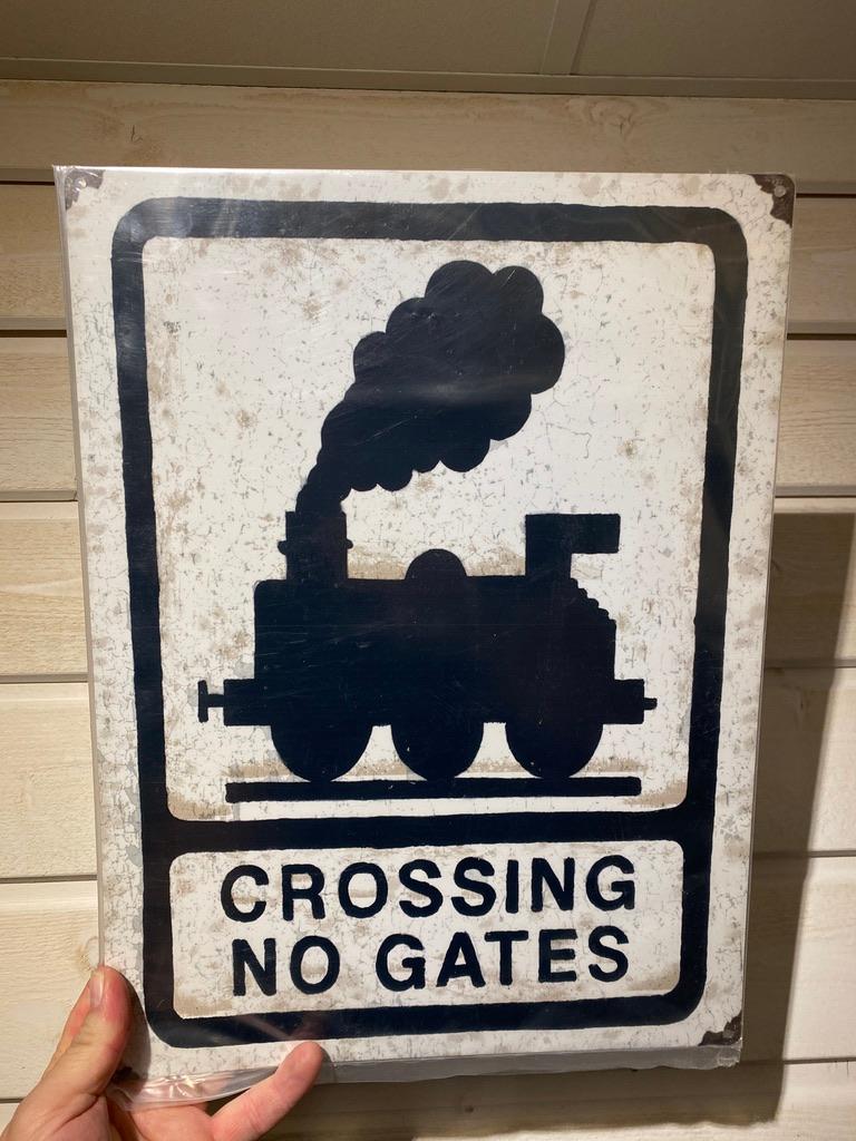 Plåtskylt ca 32 x 42 cm Motiv: Crossing - No Gates