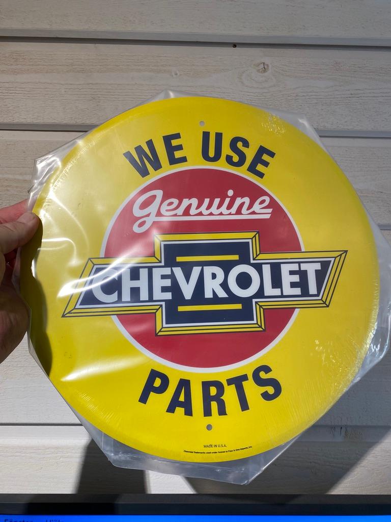 Plåtskylt ca 30 cm Motiv: We Use Genuine Chevrolet parts, Gul/röd