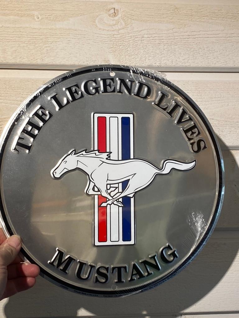 Plåtskylt ca 30 cm Motiv: Ford Mustang - The Legend Lives