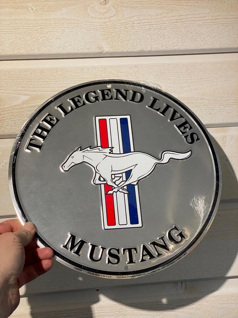Plåtskylt ca 30 cm Motiv: Ford Mustang - The Legend Lives