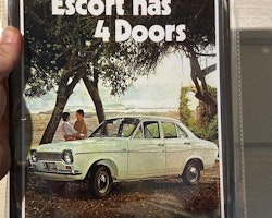 Plåtskylt ca 30 x 20 cm Motiv: FORD - Now Escort has 4 doors