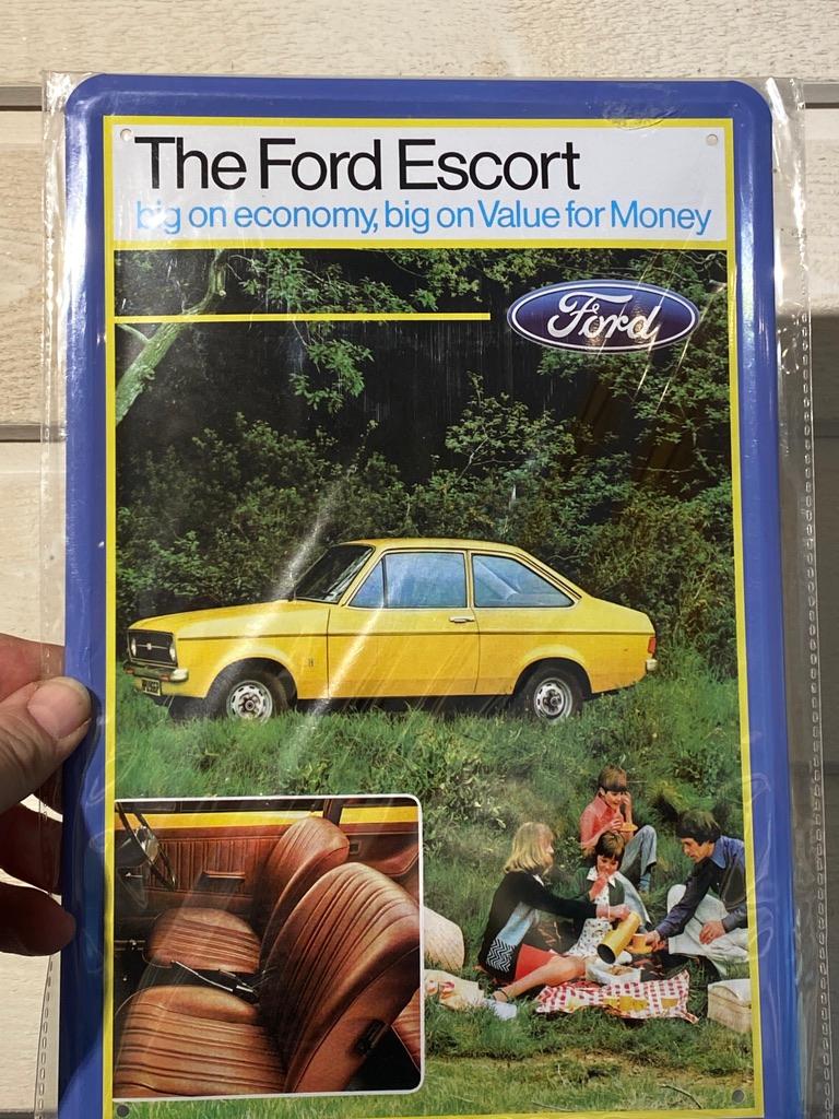 Plåtskylt ca 30 x 20 cm Motiv: The Ford Escort - Value for money