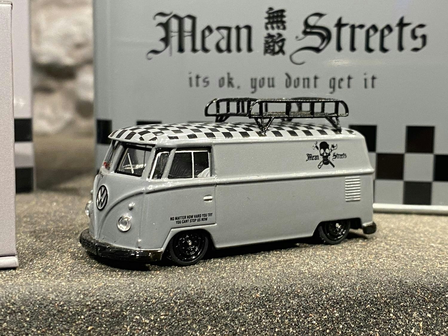 Skala 1/64 Volkswagen T1 PanelVan "Mean Streets Special Edition" f Schuco Tarmac