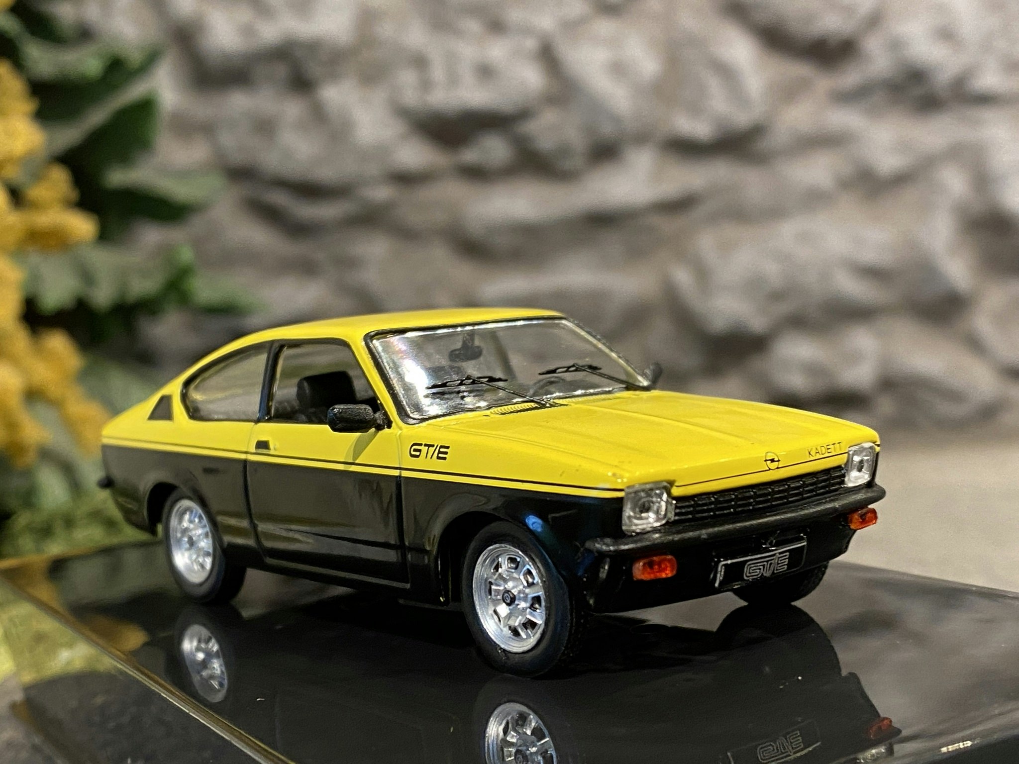 Skala 1/43 - Opel Kadett C Coupé GT/E 1976' Gul/Svart fr IXO-models