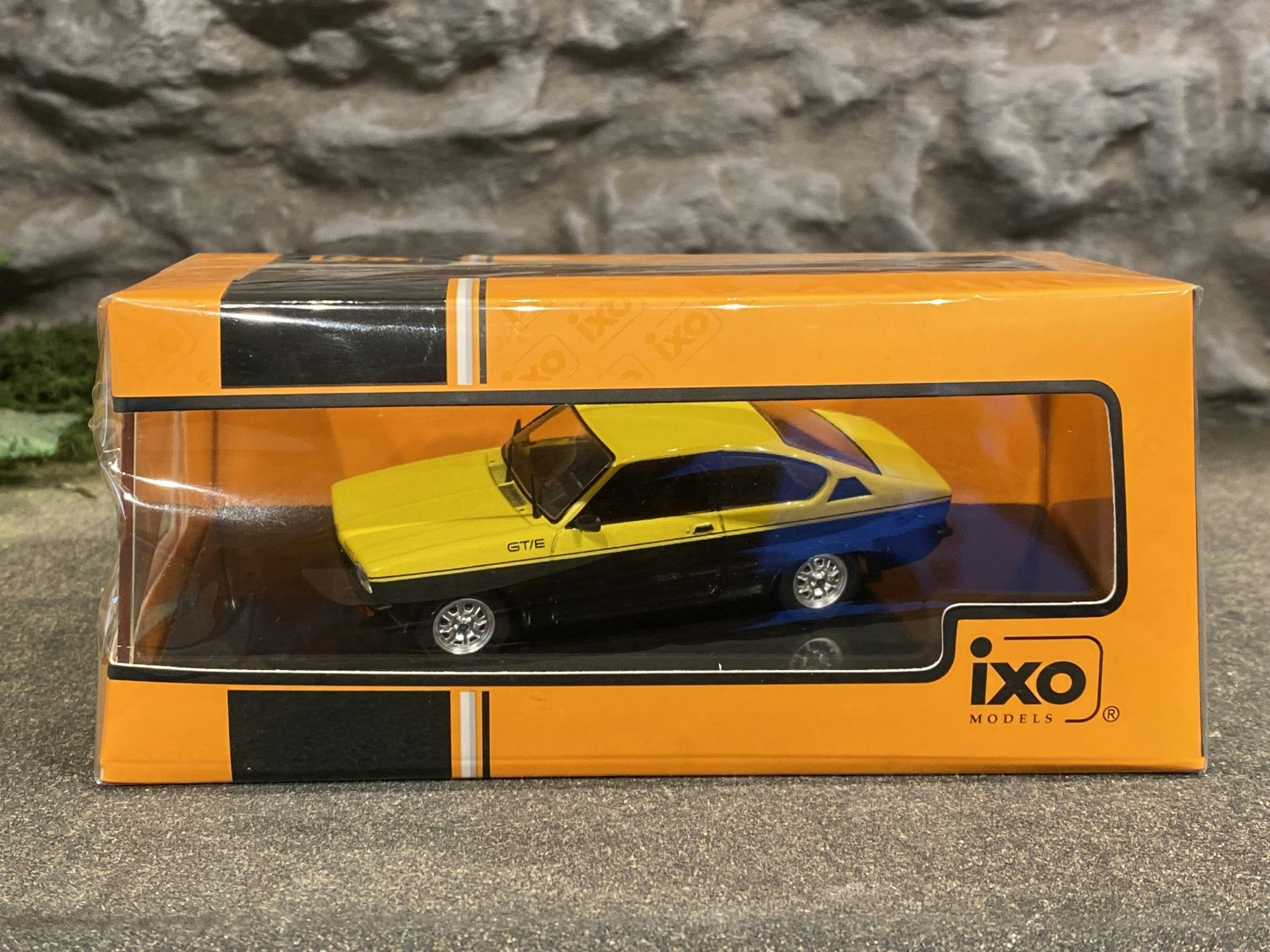 Skala 1/43 - Opel Kadett C Coupé GT/E 1976' Gul/Svart fr IXO-models