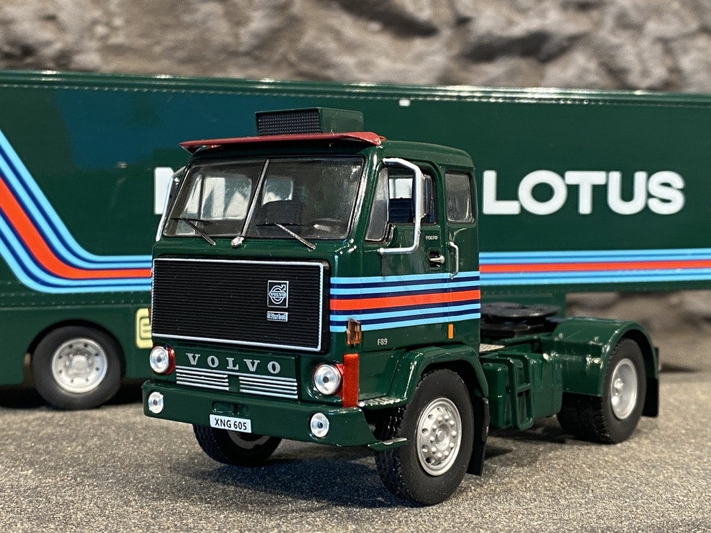 Skala 1/43 Volvo F89, Martini Lotus Racing Transporter fr IXO models