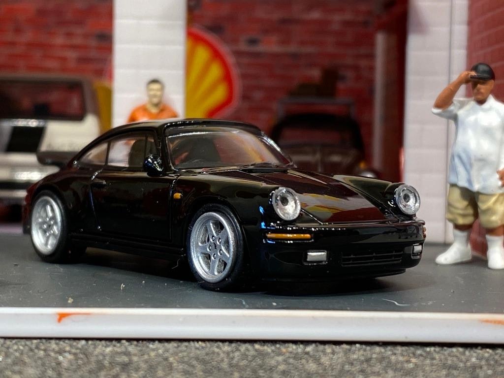 Skala 1/64 Porsche 911, 1987 RUF CTR "Yellowbird" Vänsterstyrd, svart fr Para64