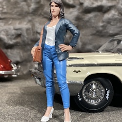 Skala 1/18 Jennie funderar på ny bil - American Diorama