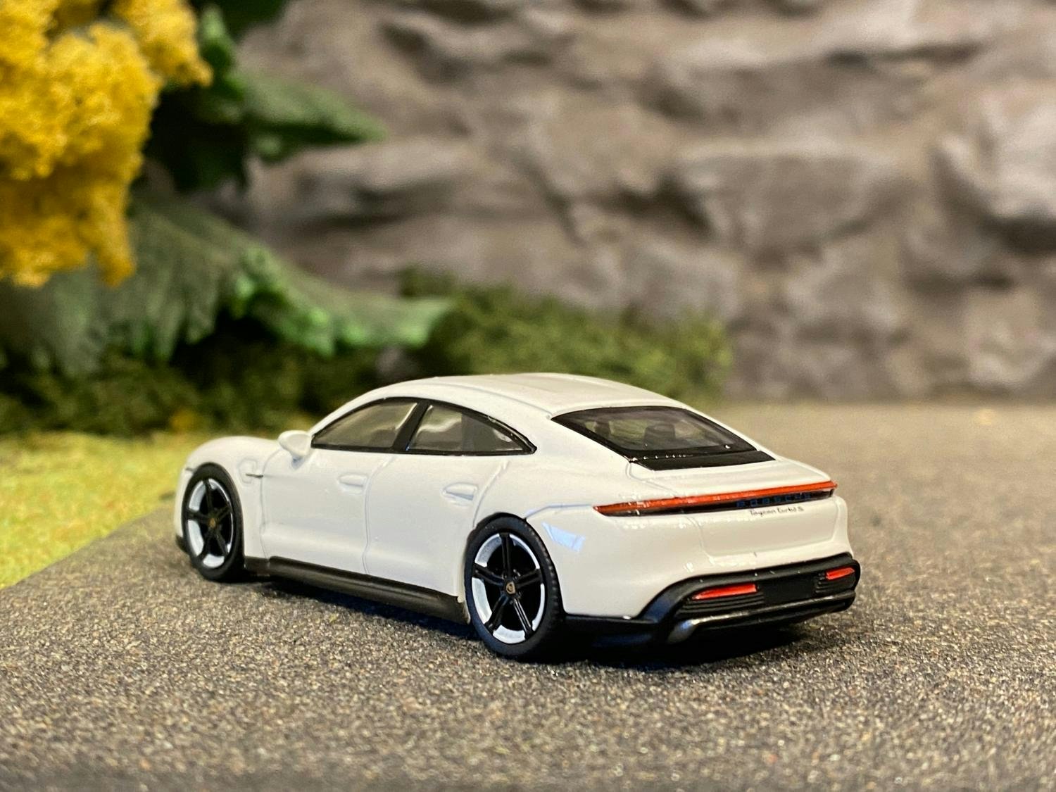 Skala 1/64 - Porsche Taycan Turbo S, vit - från MINI GT