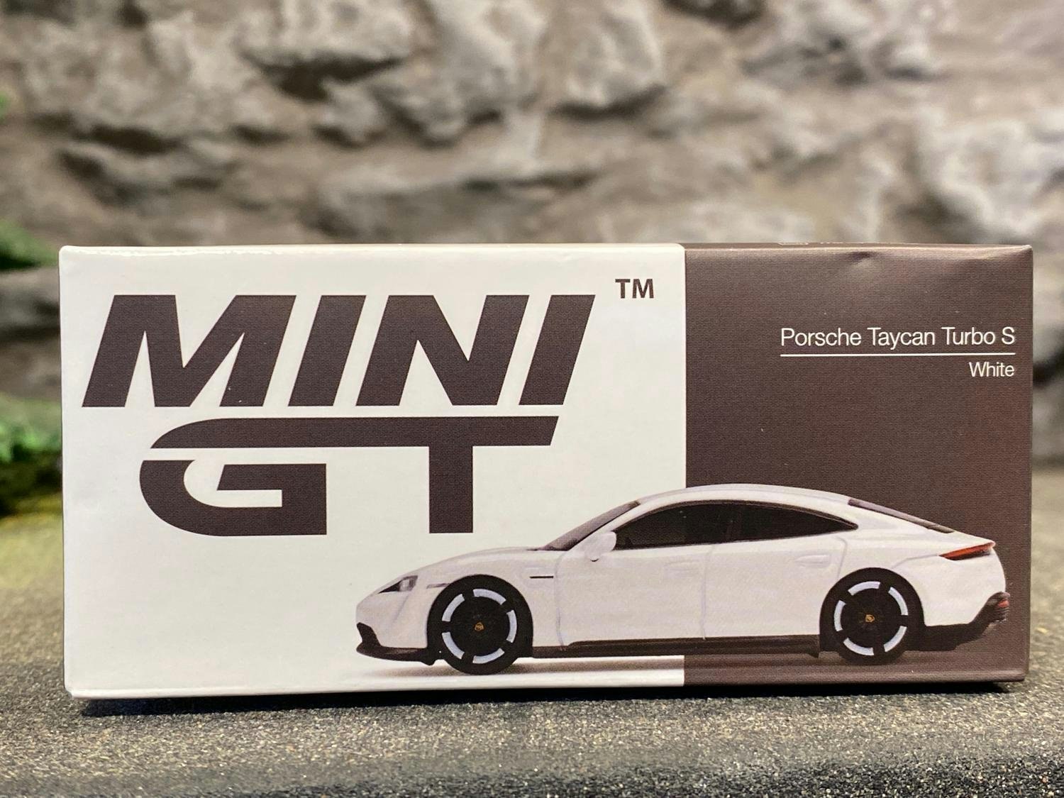 Skala 1/64 - Porsche Taycan Turbo S, vit - från MINI GT