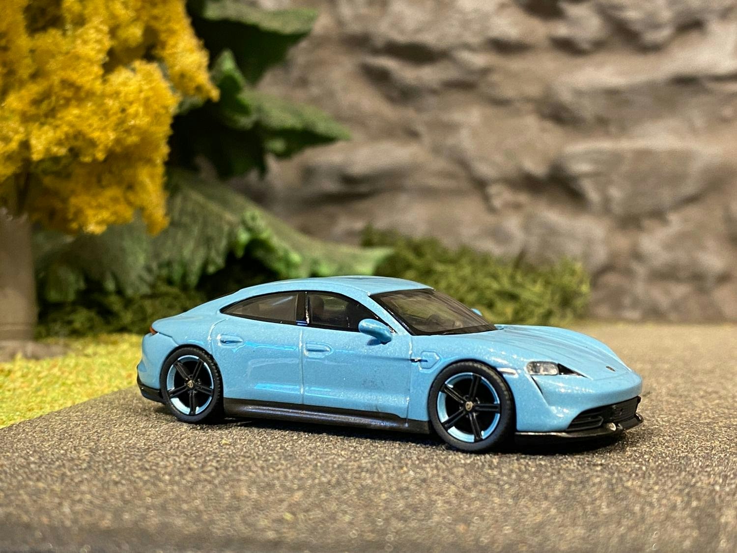 Skala 1/64 - Porsche Taycan Turbo S, Blå - från MINI GT