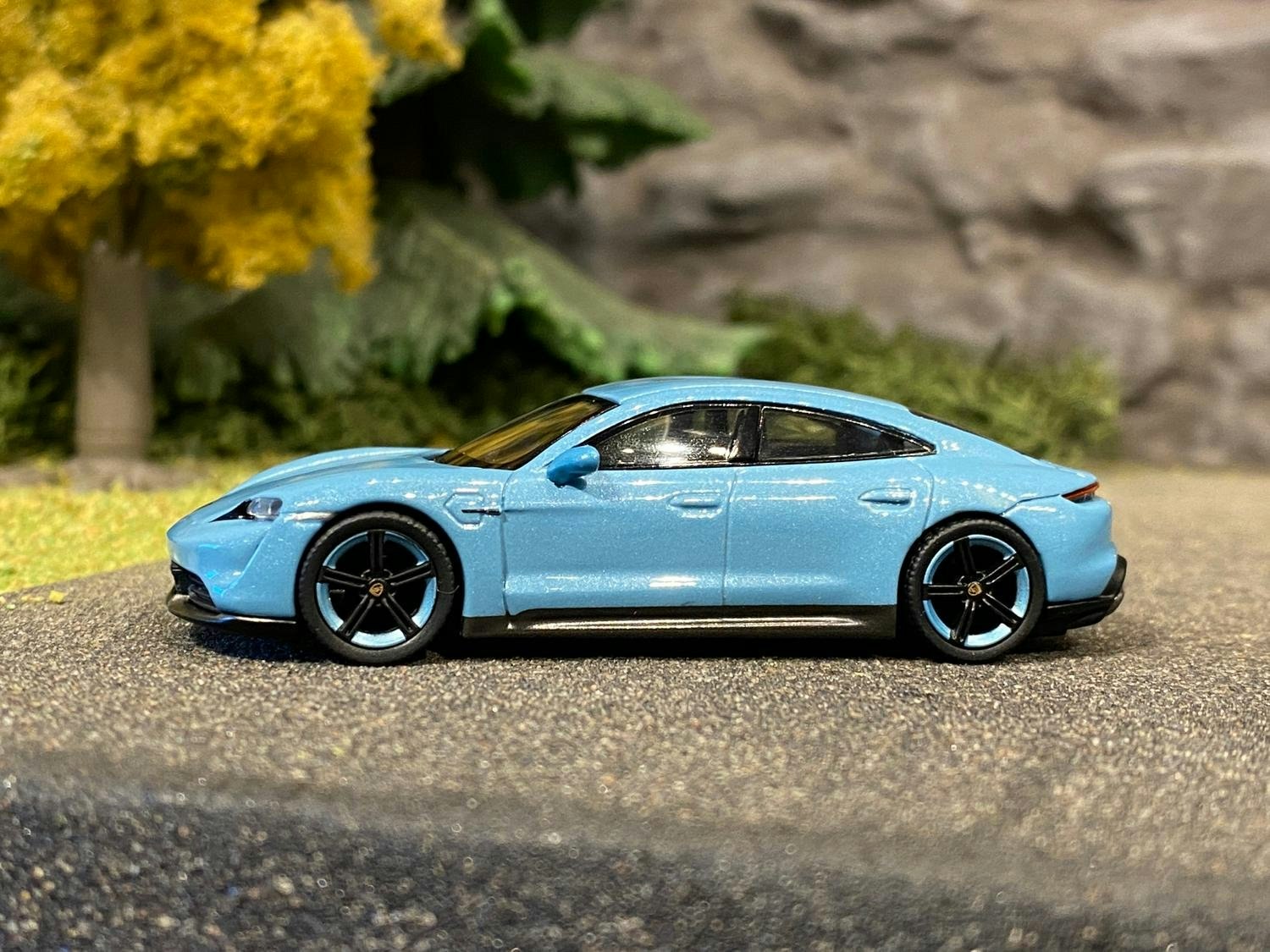 Skala 1/64 - Porsche Taycan Turbo S, Blå - från MINI GT