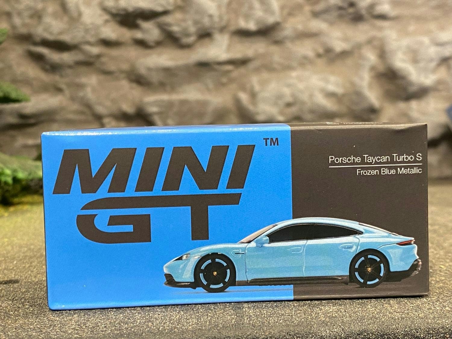 Skala 1/64 - Porsche Taycan Turbo S, Blå - från MINI GT