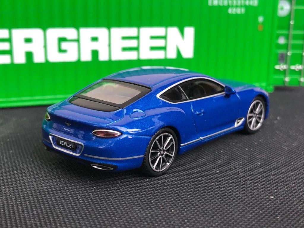 Skala 1/64 Otroligt fin Bentley Continental GT, Sequin blå från MINI GT