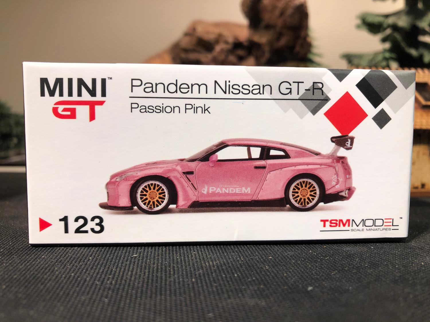 Skala 1/64 Otroligt fin Pandem Nissan GT - Passion Pink - från MINI GT
