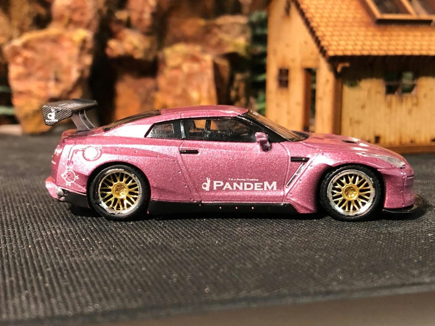 Skala 1/64 Otroligt fin Pandem Nissan GT - Passion Pink - från MINI GT