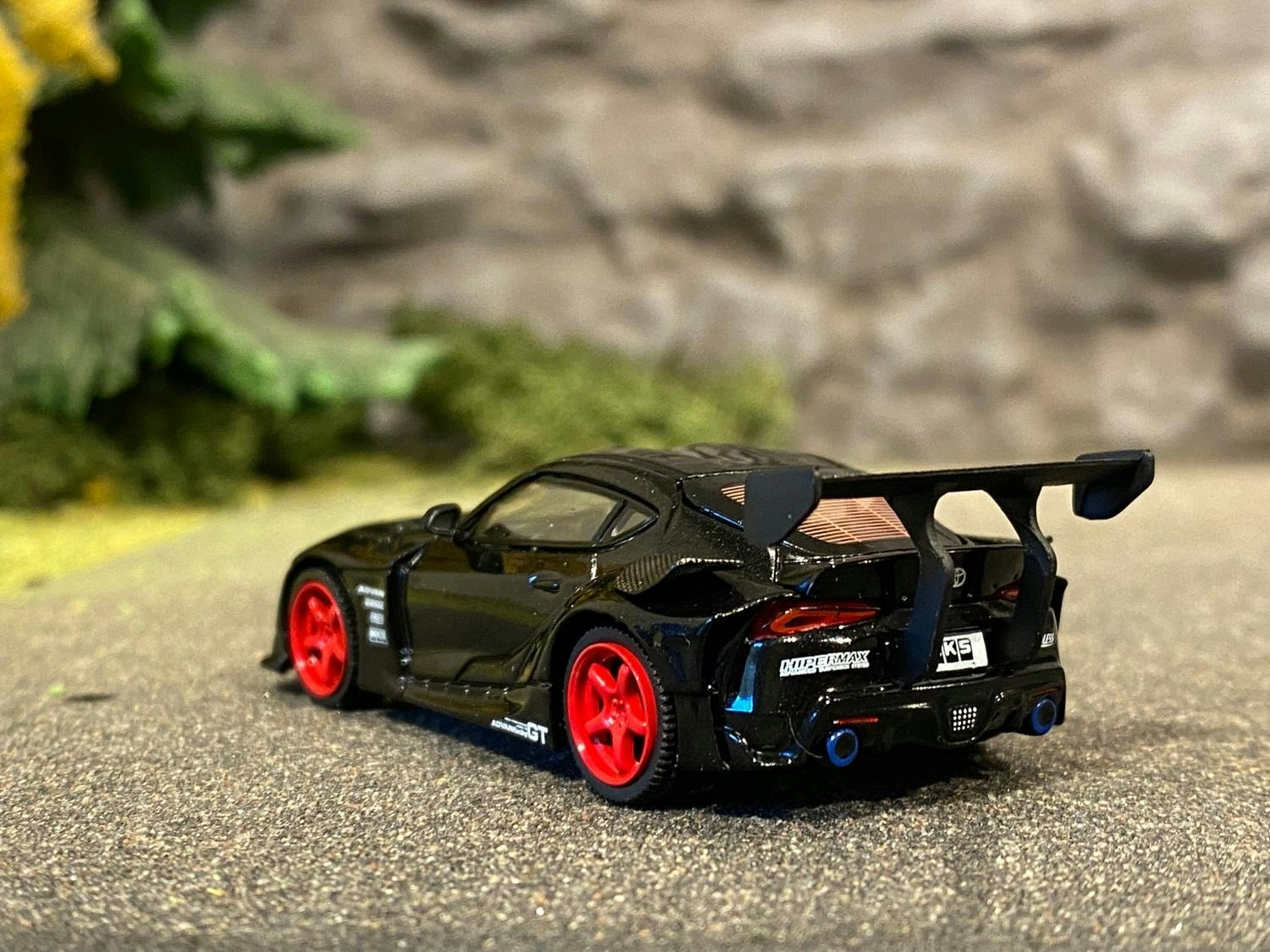 Skala 1/64 - HKS Toyota GR Supra, Svart m röda fälgar, Vä styrd fr MINI GT