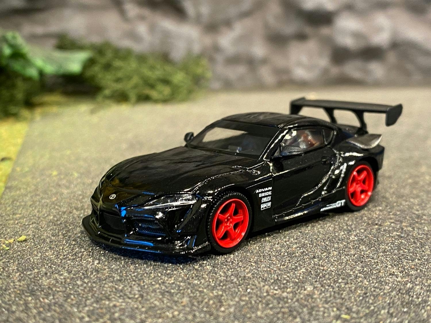 Skala 1/64 - HKS Toyota GR Supra, Svart m röda fälgar, Vä styrd fr MINI GT