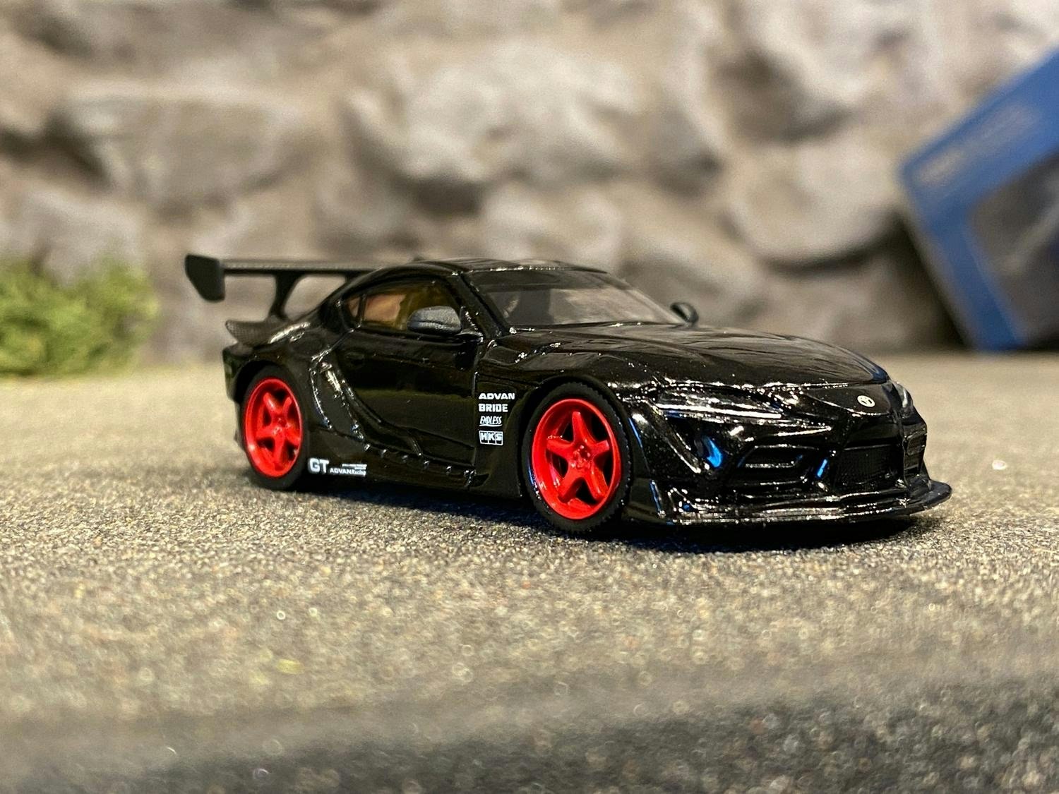 Skala 1/64 - HKS Toyota GR Supra, Svart m röda fälgar, Vä styrd fr MINI GT