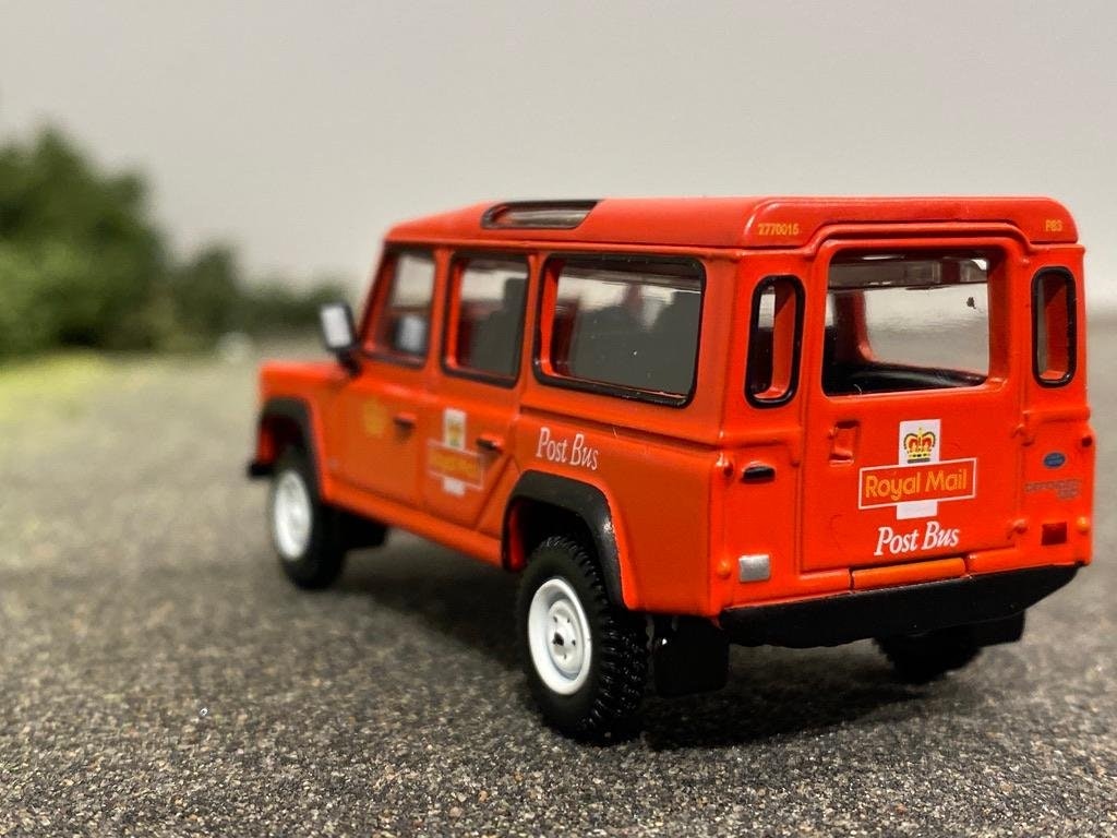 Skala 1/64 Land Rover Defender 110 "UK Royal Mail Post Bus", röd fr MINI GT