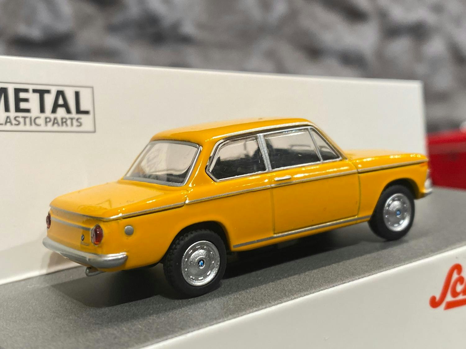 Skala 1/64 BMW 2002, från Schuco