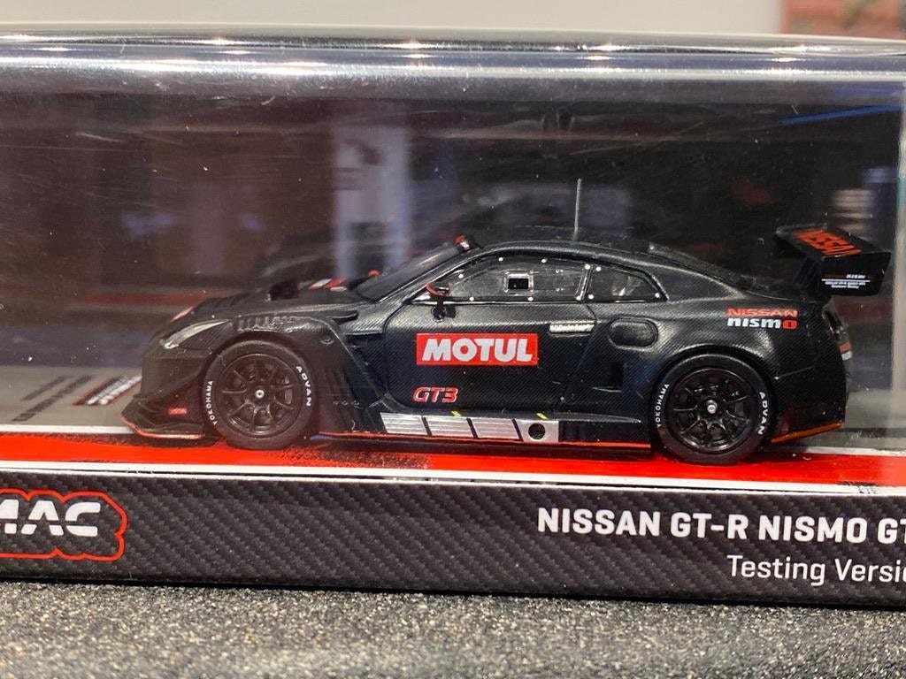 Skala 1/64 - Nissan GT-R Nismo Testing Version, svart fr TARMAC works