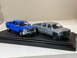 Skala 1/64, 2-pack Chevrolet Silverado Lt2 271 från Greenlight "Firstcut" Lim Ed