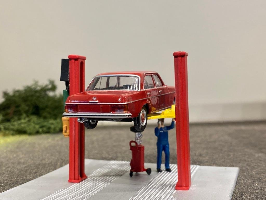 Skala 1/64: 2-pelarlyft m Mekaniker samt oljeuppsamlare, Röd fr American Diorama