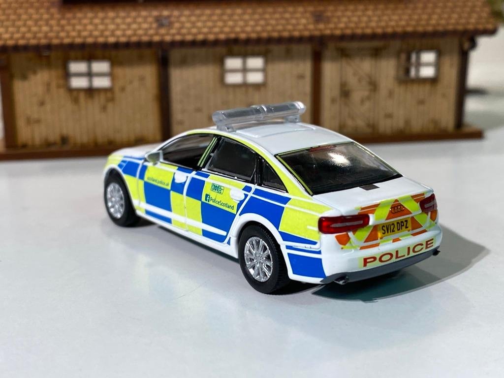 Skala 1/64 Audi A6 England Police Car "Police Scotland" från ERA CAR #31