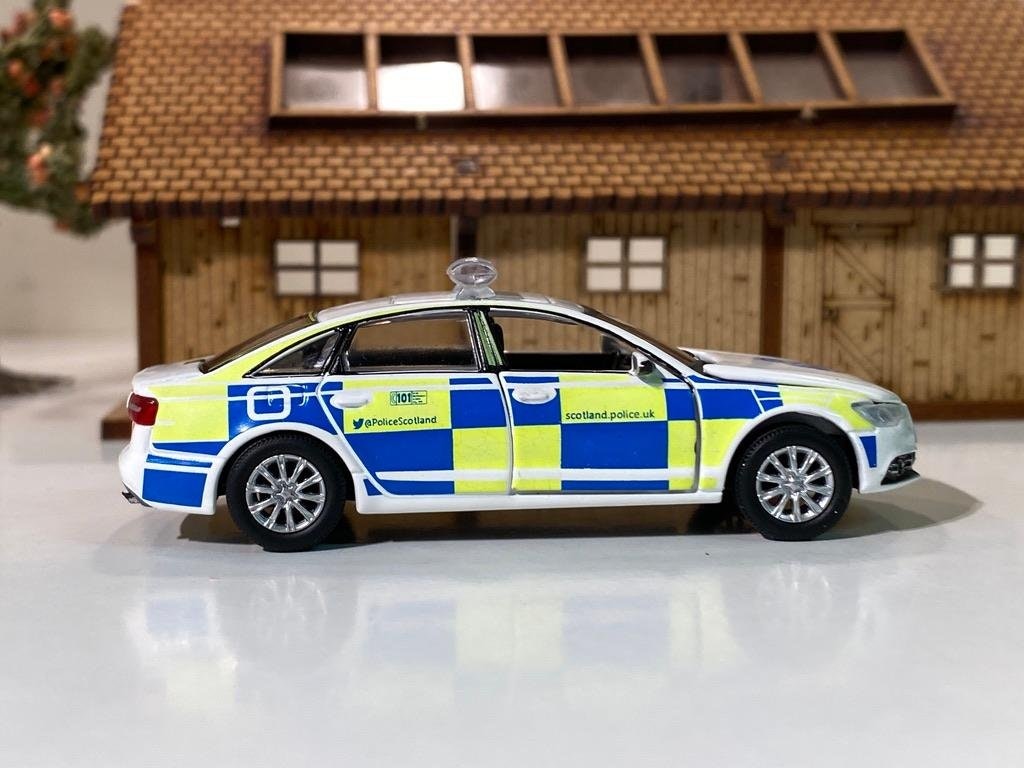 Skala 1/64 Audi A6 England Police Car "Police Scotland" från ERA CAR #31