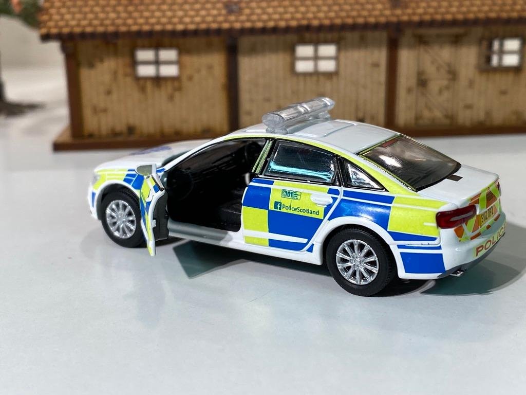 Skala 1/64 Audi A6 England Police Car "Police Scotland" från ERA CAR #31