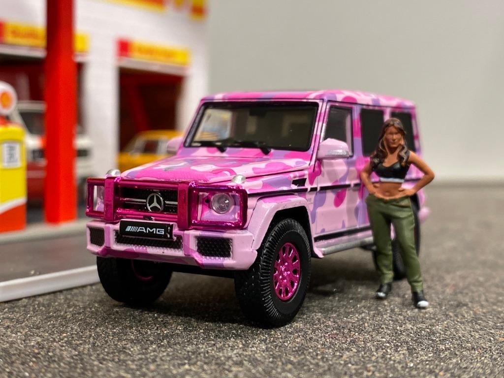 Skala 1/64 Fin Mercedes Benz G63 1st SP Edition, rosa kamouflage från ERA CAR