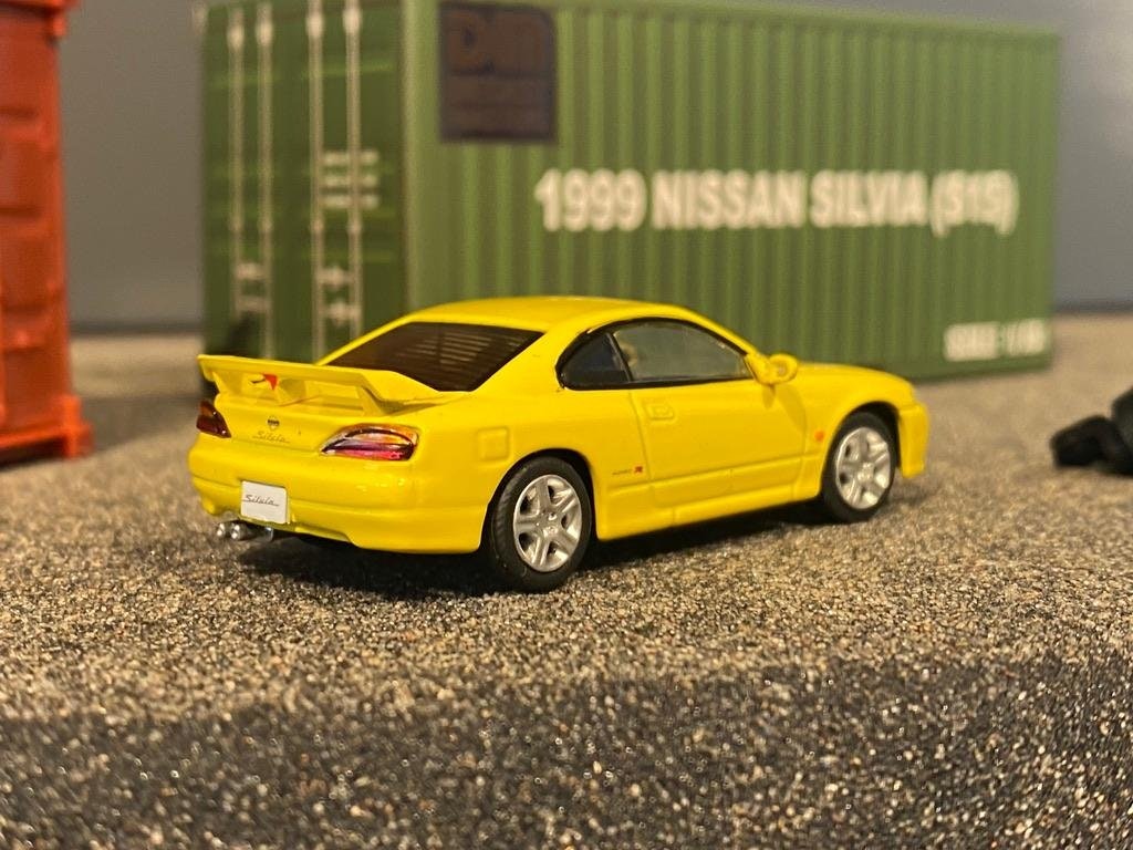 Skala 1/64 Nissan Silvia S15 99' m containers fr DM Diecast Masters BM Creations