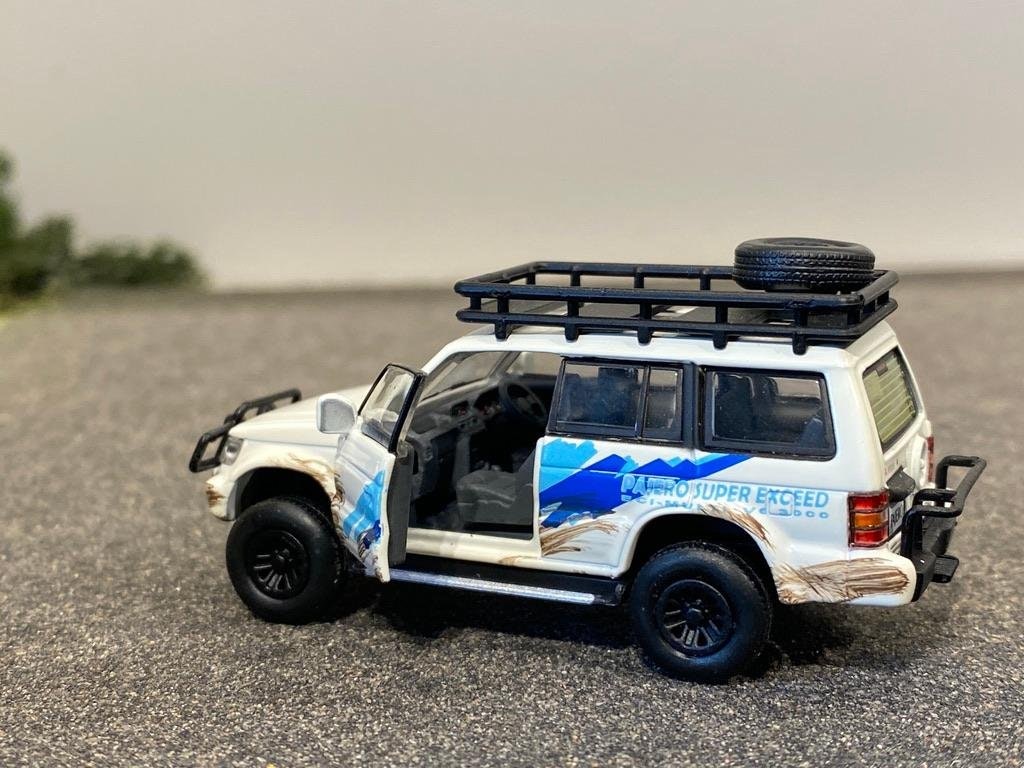 Skala 1/64 Mitsubishi Pajero 2gen, hö styrd - DM Diecast Masters BM Creations