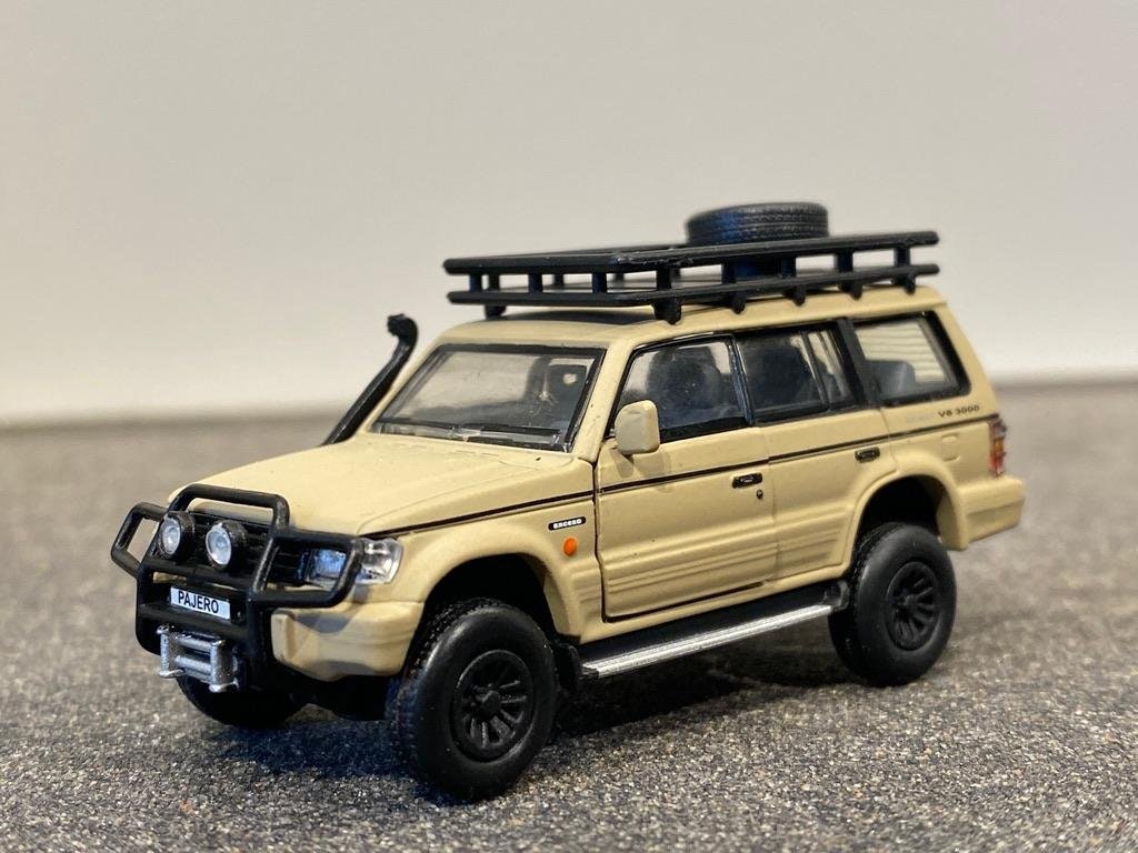 Skala 1/64 Mitsubishi Pajero 2gen, vä styrd - DM Diecast Masters BM Creations