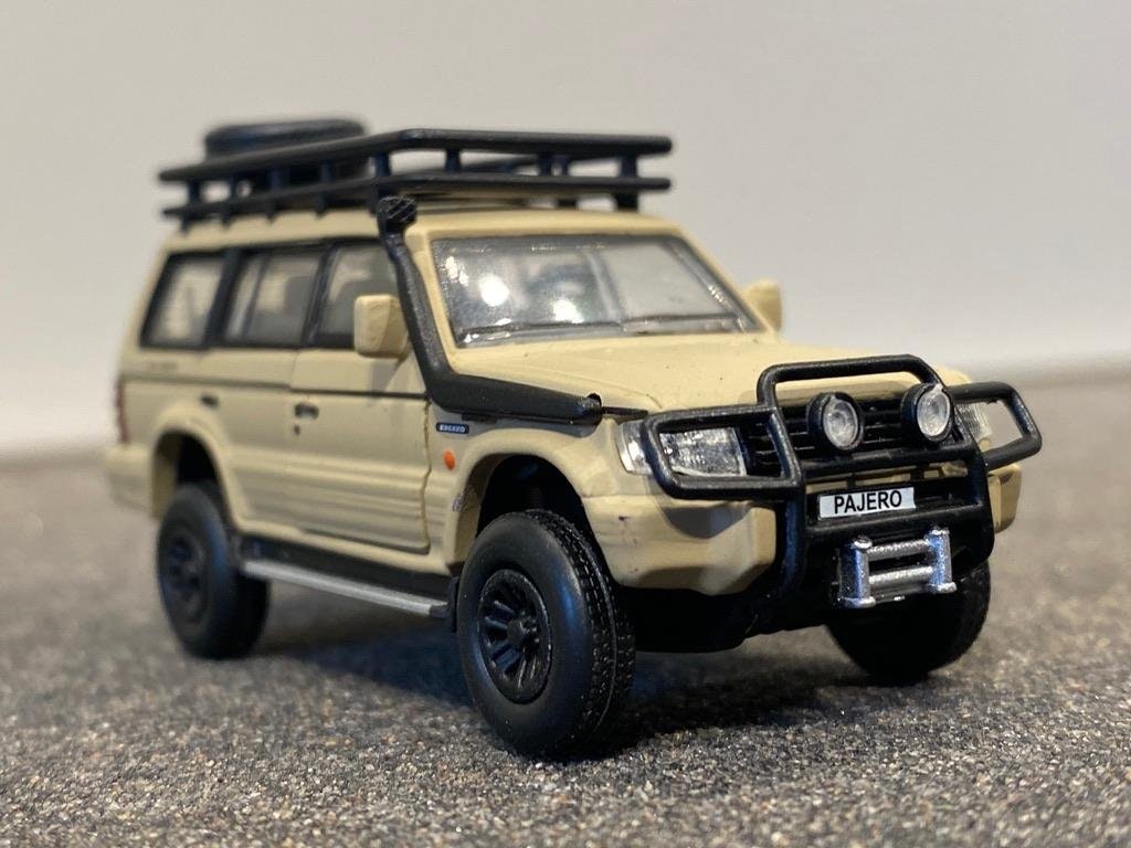 Skala 1/64 Mitsubishi Pajero 2gen, vä styrd - DM Diecast Masters BM Creations