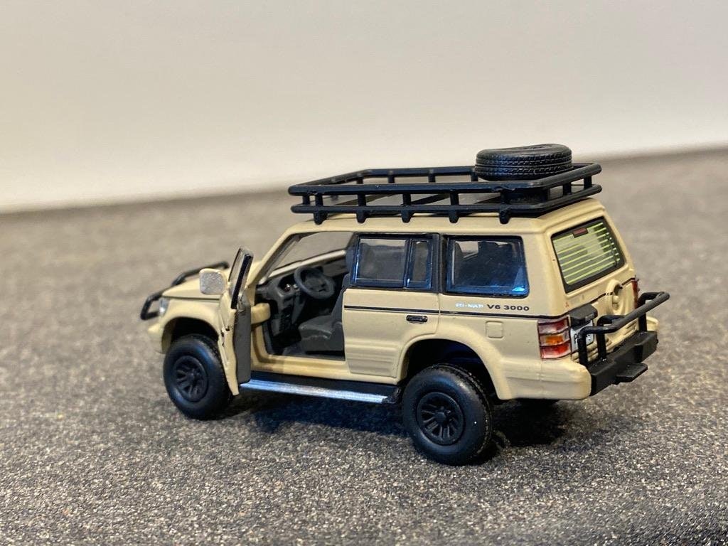 Skala 1/64 Mitsubishi Pajero 2gen, vä styrd - DM Diecast Masters BM Creations