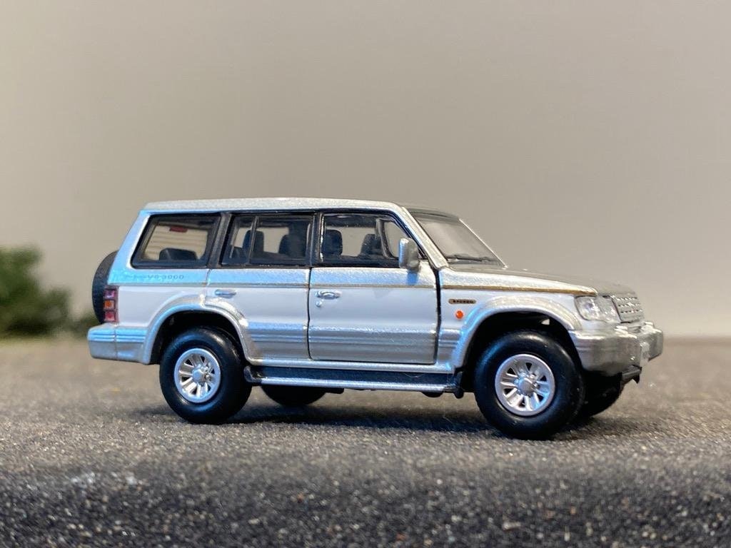 Skala 1/64 Mitsubishi Pajero 2gen, vä styrd - DM Diecast Masters BM Creations