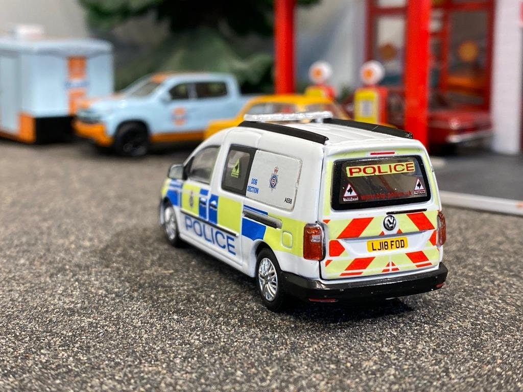 Skala 1/64 Volkswagen Caddy Maxi LONDON Police från ERA CAR #51