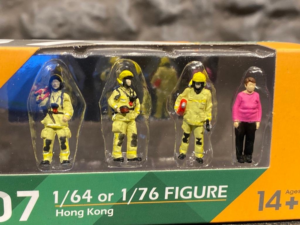 Skala 1/64 Figures Fs07 - 4 figures - Firefighters w a Woman fr Tiny Toys