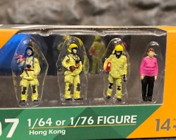 Skala 1/64 Figures Fs07 - 4 figures - Firefighters w a Woman fr Tiny Toys